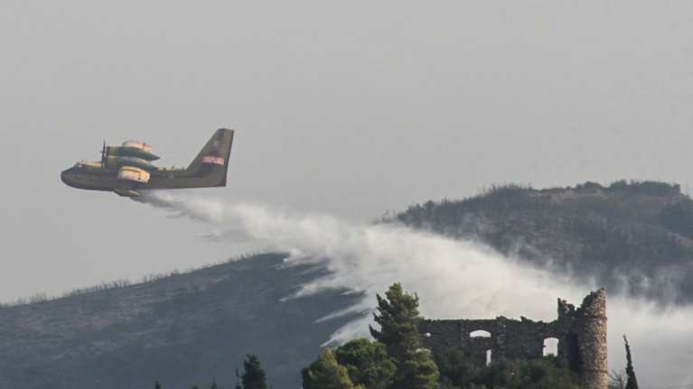 Φωτιά στα Δερβενοχώρια Βοιωτίας: Σηκώθηκαν 7 αεροσκάφη και ελικόπτερα