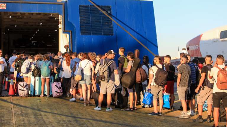 Αδειάζει η Αθήνα τον Δεκαπενταύγουστο - Γεμάτα φέυγουν τα πλοία, 31.500 άτομα αναχωρούν σήμερα από Πειραιά