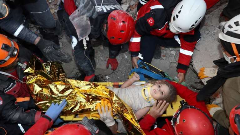 Σεισμός στη Σμύρνη: Ανέσυραν ζωντανό ένα τετράχρονο κορίτσι μετά από 91 ώρες στα συντρίμμια [εικόνες]
