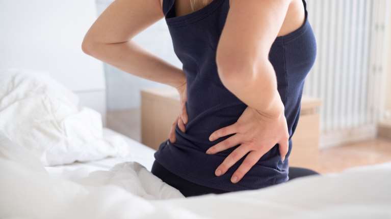 Γιατί πονάνε τα κόκαλα και οι αρθρώσεις μας όταν αλλάζει ο καιρός; Ο Κλέαρχος Μαρουσάκης απαντά [Βίντεο]