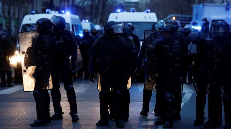 Τρόμος στο Παρίσι: Άνδρας άρχισε να πυροβολεί από το μπαλκόνι του