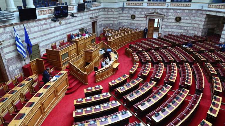 Αύξηση της πολιτικής πόλωσης καταγράφει το ΚΕΦΙΜ - Η στάση των κομμάτων στα νομοσχέδια της κυβέρνησης