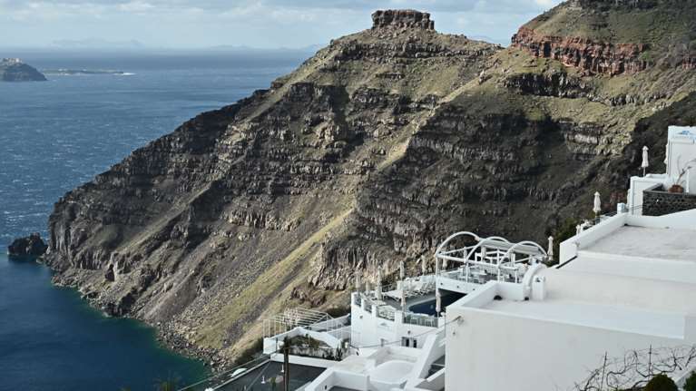 Σαντορίνη: Η στιγμή που τα 5,1 Ρίχτερ ταρακουνούν το νησί - Πέφτουν προϊόντα από τα ράφια σούπερ μάρκετ [βίντεο]