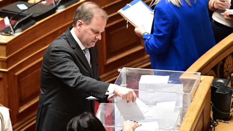 Προανακριτική για Καραμανλή: Τα μυστήρια της ψηφοφορίας στη Βουλή και οι υποψίες για δύο "γαλάζιες" διαρροές