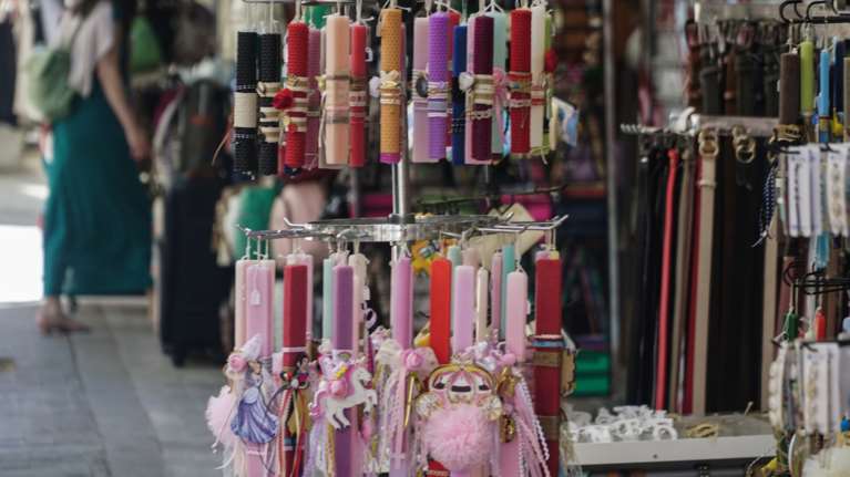 Πρεμιέρα για το &quot;καλάθι του νονού&quot; με λαμπάδες και σοκολατένια αυγά – Πότε έρχεται το &quot;καλάθι του Πάσχα&quot;