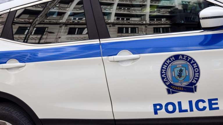 Π. Φάληρο: Συνελήφθησαν δύο ανήλικοι για απόπειρα ληστείας - Έκλειναν με ΙΧ τον δρόμο σε γυναίκα