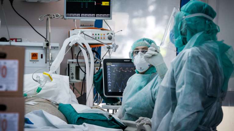 Μελέτη ΕΚΠΑ: Πολύ περισσότεροι οι θάνατοι από τον κορονοϊό, από όσους έχουν καταγγραφεί επισήμως