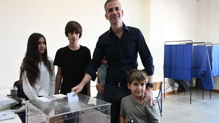 Με τα παιδιά του ψήφισε ο Κώστας Μπακογιάννης - &quot;Ψηφίζουμε με αυτοπεποίθηση και σιγουριά για το αύριο&quot;