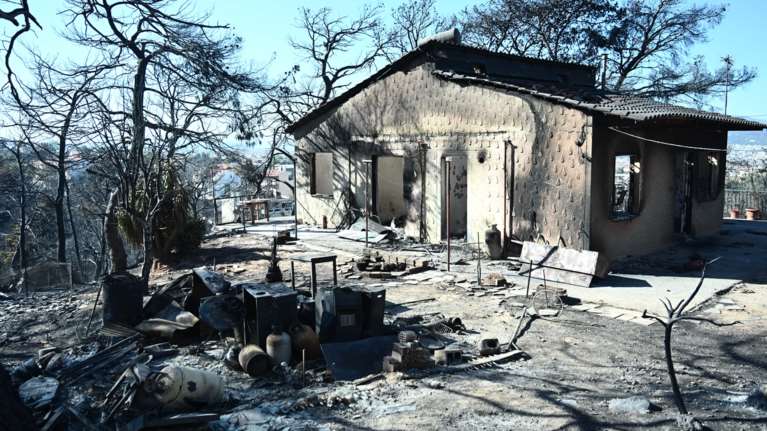 Φωτιά στην Αττική: Μαύρο σκηνικό σε Βαρνάβα, Πεντέλη, Χαλάνδρι - Ζημιές μέχρι και στο δασαρχείο [εικόνες - βίντεο]