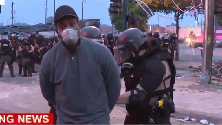 ΗΠΑ: Συνέλαβαν τον αφροαμερικανό δημοσιογράφο του CNN που κάλυπτε τις διαδηλώσεις για τον θάνατο του Τζορτζ Φλόιντ