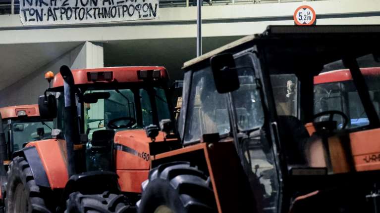 Το Σάββατο στο μπλόκο Νίκαιας κρίνονται τα επόμενα βήματα αγροτών και κτηνοτρόφων - Πώς απαντά η κυβέρνηση