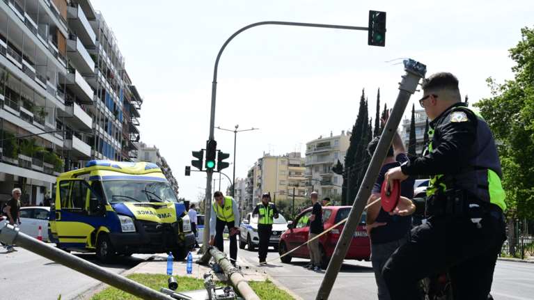 Πώς έγινε το τροχαίο με το ασθενοφόρο στο κέντρο της Αθήνας - Σε σοβαρή κατάσταση στη ΜΕΘ δύο από τους πέντε τραυματίες