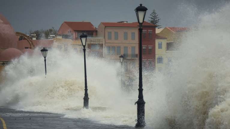 Σε τροχιά προς την Κρήτη ο Ιανός - Απίστευτα ύψη βροχής - Η πορεία του κυκλώνα μέχρι την Κυριακή