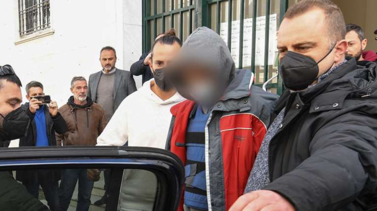 Ανδραβίδα: &quot;Τους σκότωσες για τα λεφτά; Τα παιδιά τι σου έφταιξαν;&quot; - Την Τρίτη απολογείται ο δράστης της τετραπλής δολοφονίας [Βίντεο]