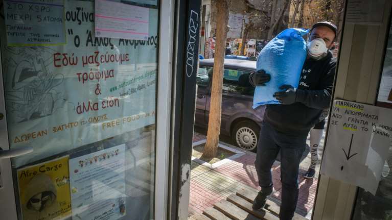 Εστειλαν τη δημοτική αστυνομία στην Κοινωνική Κουζίνα &quot;Ο Άλλος Άνθρωπος&quot;: &quot;Καλή ανάσταση στο μίσος μέσα στην καρδιά σας&quot;