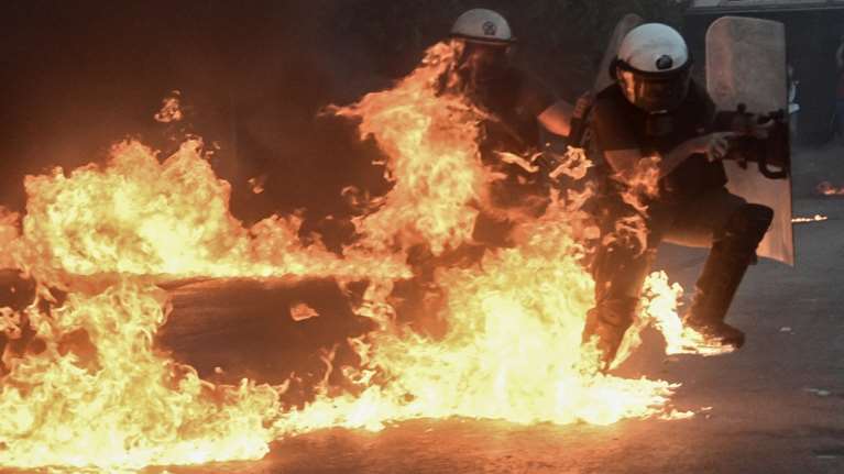 Ενέδρα σε βάρος αστυνομικών στην Πάτρα - Τους επιτέθηκαν με μολότοφ