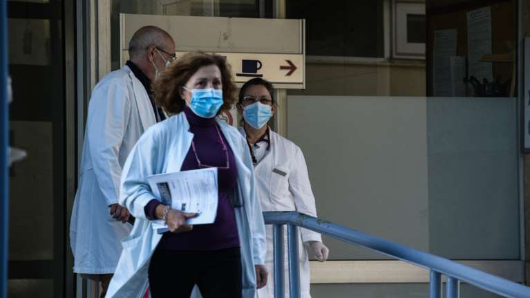 Νοσοκομεία: 1.200 υγειονομικοί σε καραντίνα μόνο στην Αττική - 2.500 σε όλη τη χώρα