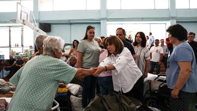 Η Κατερίνα Σακελλαροπούλου επισκέφθηκε τις πληγείσες από τις πλημμύρες περιοχές σε Καρδίτσα και Βόλο