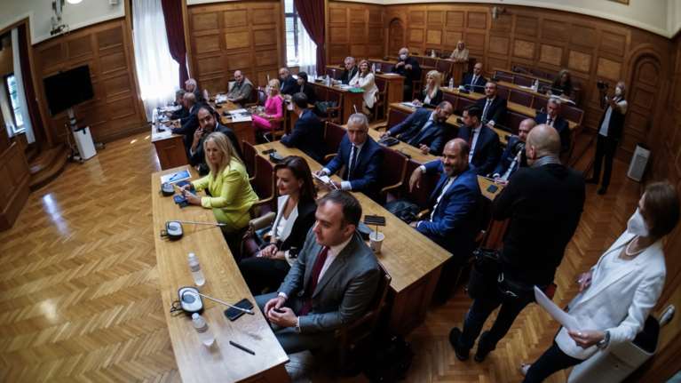 Βουλή – Επιτροπή Θεσμών: Νέα ακρόαση δέκα προσώπων για τις παρακολουθήσεις