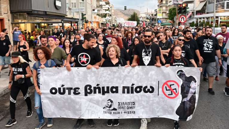 Κερατσίνι: Πορεία στη μνήμη του Παύλου Φύσσα - Εκατοντάδες διαδηλωτές, κλειστοί σταθμοί του μετρό [εικόνες - βίντεο]