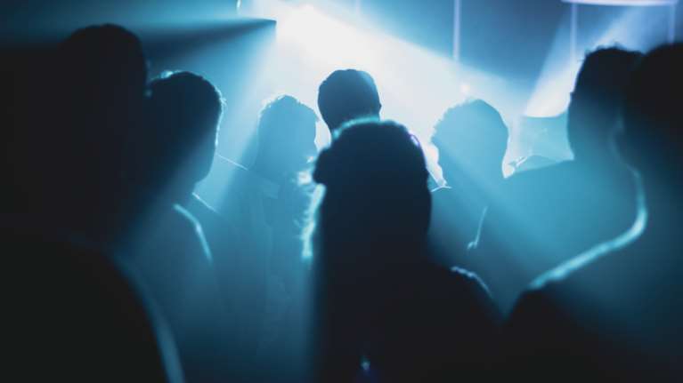 Λαμία: Κορονο-πάρτι 100 φοιτητών με μουσική, φωτορυθμικά και... τσιλιαδόρους [βίντεο - εικόνες]