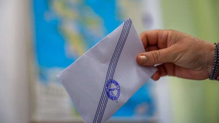 Δημοσκόπηση Prorata: 10κομματική Βουλή και προβάδισμα 10 μονάδων για ΝΔ - Απογοήτευση για την ακρίβεια