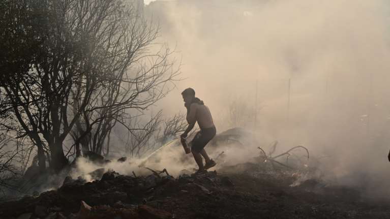 "Στείλτε τώρα εναέρια μέσα, έχουν καεί τα πάντα": Καταγγελία αγωνίας από δημάρχους για τη φωτιά στην Αττική