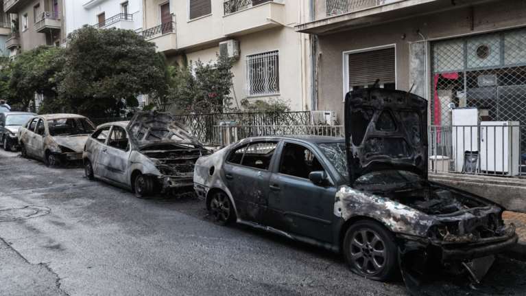 Πατήσια: Στις φλόγες τυλίχτηκε απορριμματοφόρο - Κάηκαν 11 σταθμευμένα αυτοκίνητα [Βίντεο]