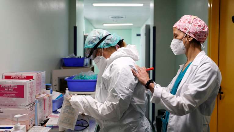 Κορονοϊός: Ολικό lockdown ζητούν οι Ιταλοί γιατροί - Στη Νάπολη οι ασθενείς περιμένουν στα ΙΧ τους να αδειάσει κρεβάτι