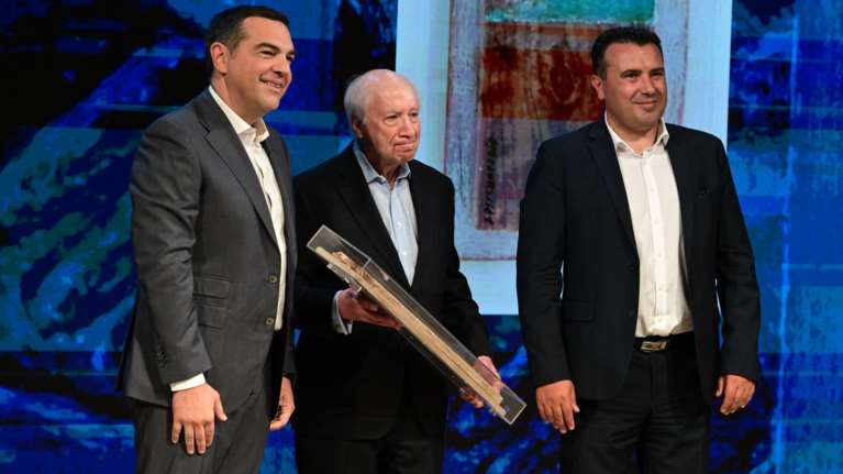 Τσίπρας και Ζάεφ βράβευσαν τον Νίμιτς - &quot;Να σεβαστούν όλοι τη Συμφωνία των Πρεσπών&quot; είπε ο πρώην ειδικός διαμεσολαβητής του ΟΗΕ