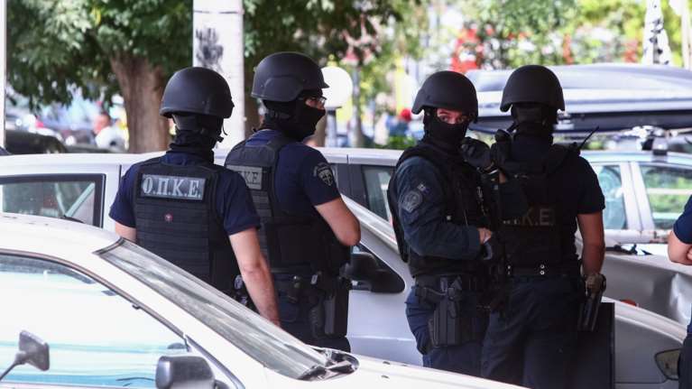 Σαλαμίνα: ΕΔΕ και διαθεσιμότητα για τους δύο αστυνομικούς που εκβίαζαν επιχειρηματίες και οικοδόμους