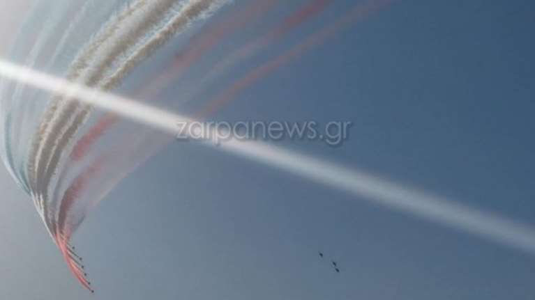 Μάχη της Κρήτης: Το ακροβατικό σμήνος Red Arrows πέταξε πάνω απ’ το Μάλεμε - Επίδειξη με F-16 και ρίψη αλεξιπτωτιστών