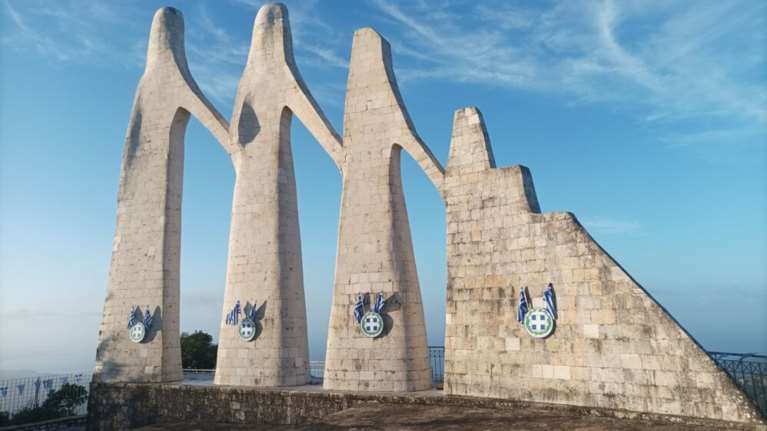 Πρέβεζα: Καταγγέλλονται οι &quot;υπερπατριώτες&quot; του Δήμου πως κατέστρεψαν το μνημείο &quot;Ο Χορός του Ζαλόγγου&quot;