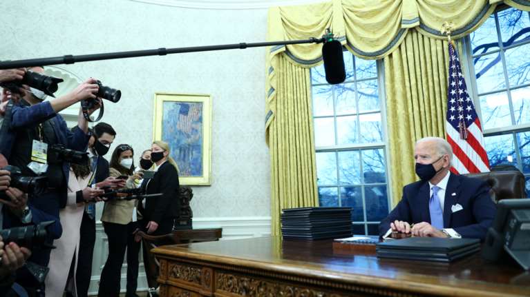 Η &quot;γενναιόδωρη&quot; επιστολή που άφησε ο Τραμπ στον Τζο Μπάιντεν [βίντεο]