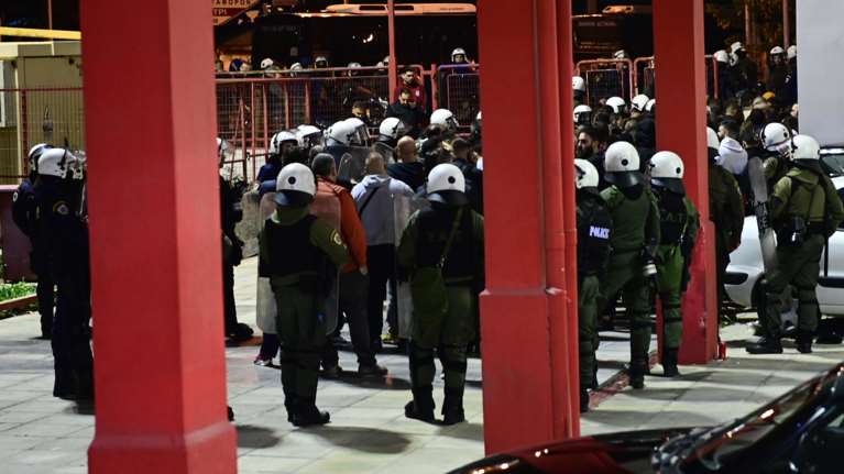 Ισχυρές ενδείξεις ότι ανάμεσα στους 400 προσαχθέντες βρίσκονται οι δράστες της επίθεσης, λέει η ΕΛΑΣ