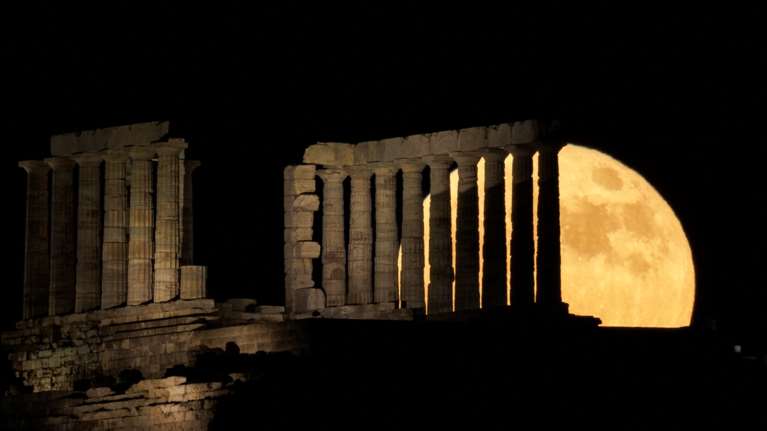 Πανσέληνος Ιανουαρίου 2023: Η πρώτη του νέου έτους - Πότε κορυφώνεται το &quot;φεγγάρι του λύκου&quot;