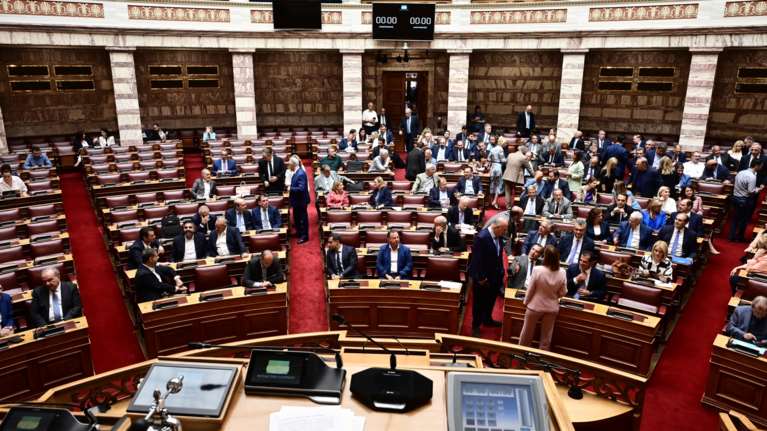 Πρώτο "αντάρτικο" από 11 βουλευτές της Νέας Δημοκρατίας - Αιχμηρή ερώτηση στη Βουλή για τα κόκκινα δάνεια