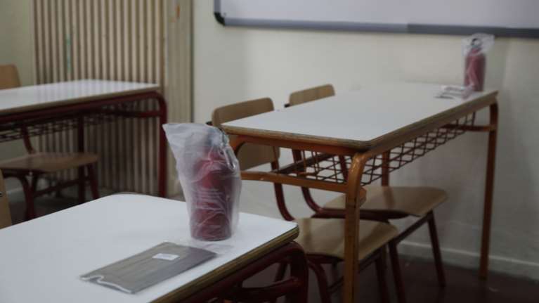 Άνοιγμα σχολείων αύριο με αγιασμό σε... δόσεις, κουδούνι στις 8:15 και μισές μάσκες