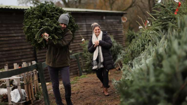 Βρετανία: Χριστούγεννα με έως τρεις οικογένειες ανά σπίτι - Χαλαρώνουν τα μέτρα με την άρση του lockdown