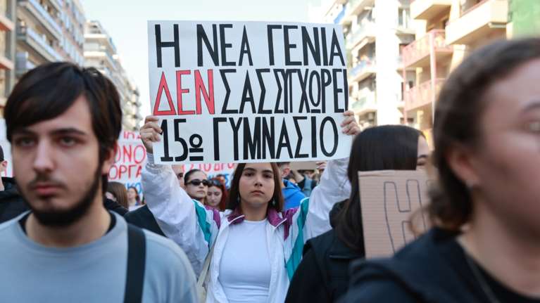 Λάρισα: Μήνυση κατά Καραμανλή και Σπίρτζη από oικογένεια θύματος της τραγωδίας των Τεμπών