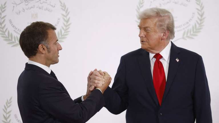 &quot;Θέλω να μάθω γιατί με πλήγωσες&quot;: Τραμπ και Μακρόν αντάλλαξαν νέα θερμή χειραψία μπροστά στις κάμερες [βίντεο]