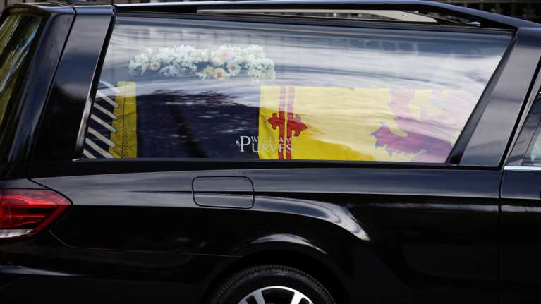Eυκαιρία για... διαφήμιση: Το γραφείο κηδειών που ανέλαβε την Ελισάβετ άφησε πάνω στο φέρετρο το αυτοκόλλητό του