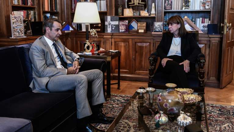 Μητσοτάκης σε Σακελλαροπούλου: Ό,τι κάνουμε είναι μετρημένο - Την επόμενη εβδομάδα ανακοινώσεις για αέριο και θέρμανση