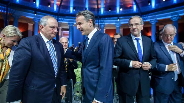 &quot;Γρίφος&quot; μέχρι την τελευταία στιγμή με την παρουσία Σαμαρά-Καραμανλή στη Ρηγίλλης - Ομιλία Μητσοτάκη για τα 50 χρόνια ΝΔ