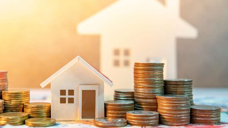 Γιατί είναι βαρύ το κόστος στέγασης στην Ελλάδα - Το 27% του πληθυσμού δαπανά το 40% του εισοδήματός του