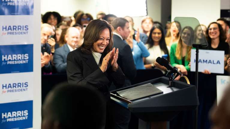 &quot;Κάμαλα&quot; ή &quot;Καμάλα&quot;; - Πώς προφέρεται σωστά το όνομα της αντιπάλου του Τραμπ [βίντεο]