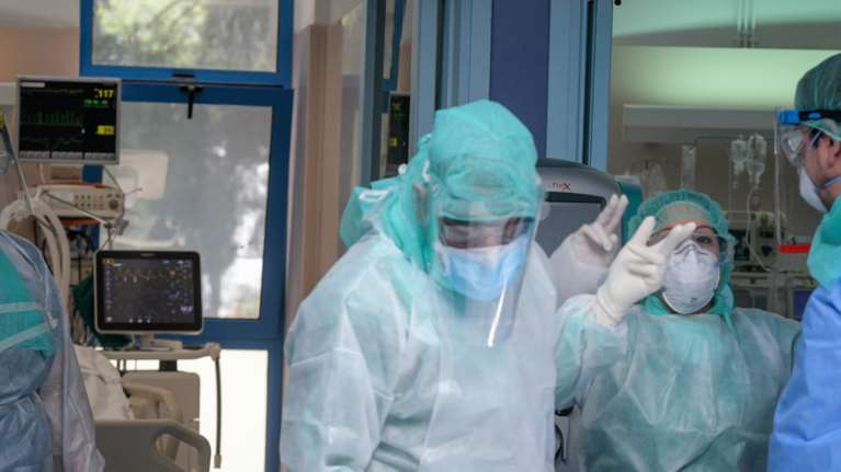 Κορονοϊός: Νέο αρνητικό ρεκόρ με 882 κρούσματα - Σοκ με 15 θανάτους σε μία ημέρα - 90 οι διασωληνωμένοι