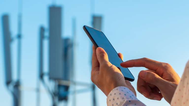 Reuters: Το ενεργειακό μπλακ άουτ στην Ευρώπη, απειλεί και τα κινητά τηλέφωνα- Οι διακοπές ρεύματος θα τα σβήσουν