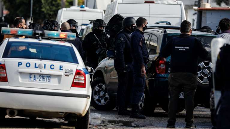 Βγήκαν τα όπλα στα Μέγαρα: Τουλάχιστον δέκα τραυματίες από συμπλοκή σε καταυλισμό Ρομά