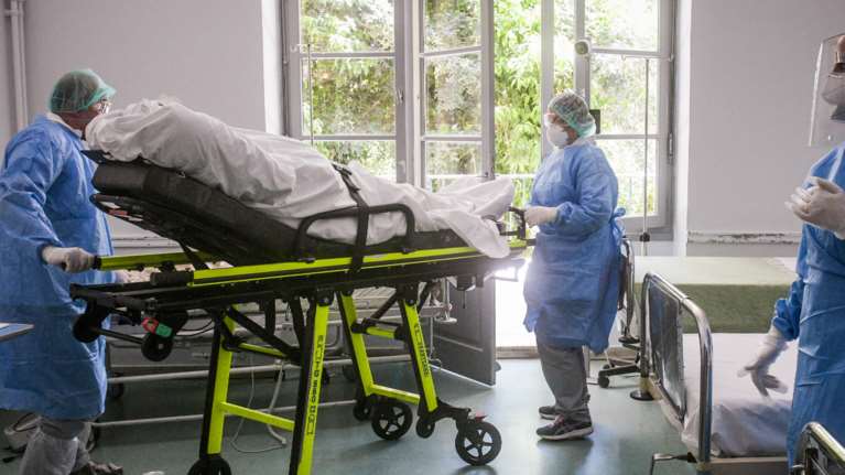 Κορονοϊός: 3.232 νέα κρούσματα σήμερα - 70 θάνατοι και 755 διασωληνωμένοι